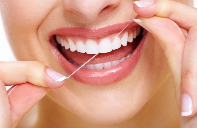 Dlaczego warto używać nici dentystycznej