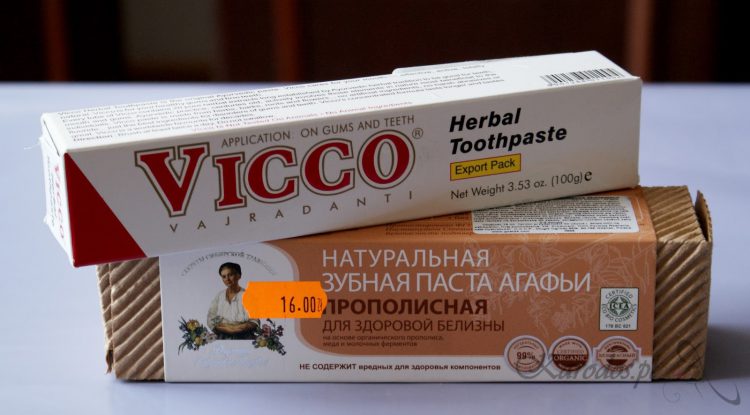Pasty do zębów bez fluoru, czyli Ziołowa Vicco Vajradanti i Propolisowa Wybielająca Babuszki Agafii