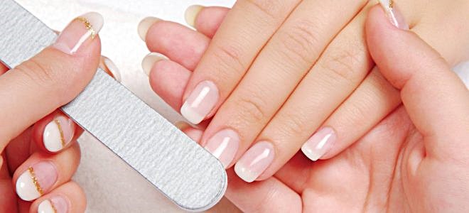 Manicure hybrydowy – czy niszczy paznokcie?