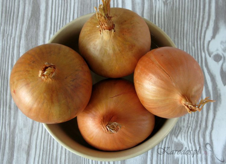 maseczka z rozgotowanej cebuli na tradzik i grzybice
